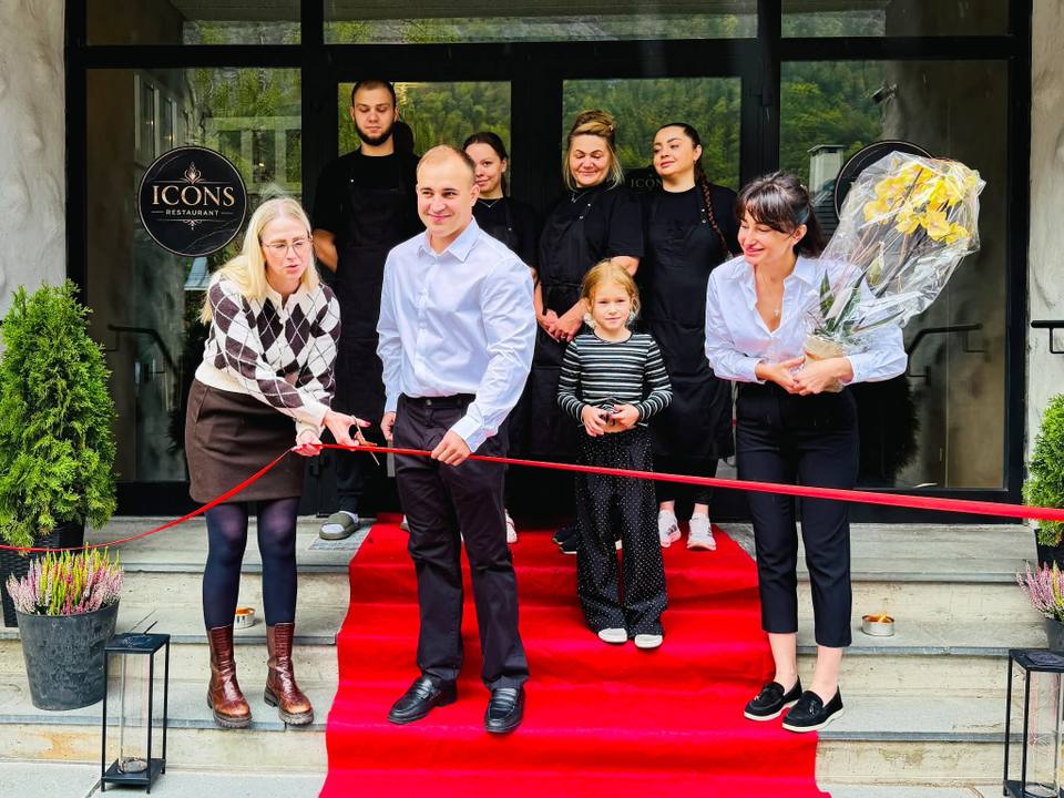 Официальное открытие Icons Restaurant в Рьюкане. Ленту перерезала мэр Тинна, Кэтрин Хаатведт.